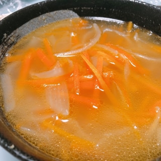 玉ねぎとにんじんの中華スープ